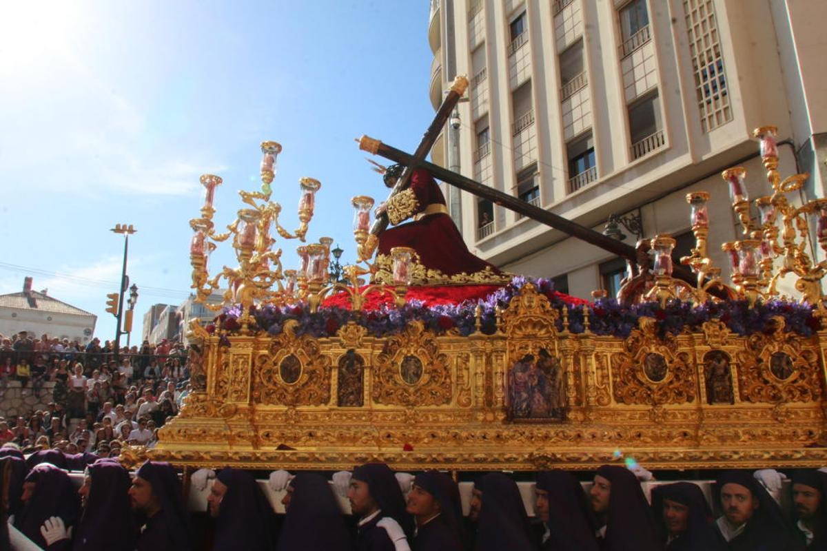 El trono del Cristo, por la Tribuna de los Pobres el Martes Santo de 2019