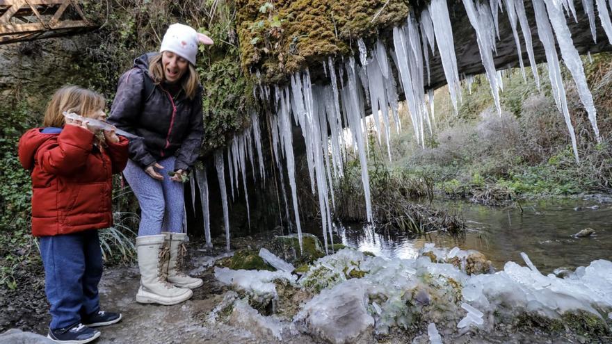 Carámbanos de hielo en el interior de Alicante debido a las bajas temperaturas