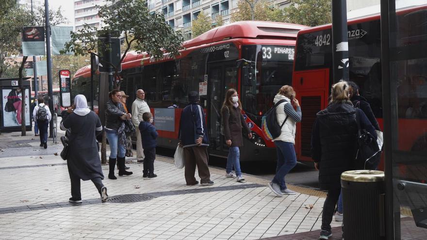 Una decena de personas esperan para acceder al autobús urbano en el paseo María Agustín.  | ANDREEA VORNICU