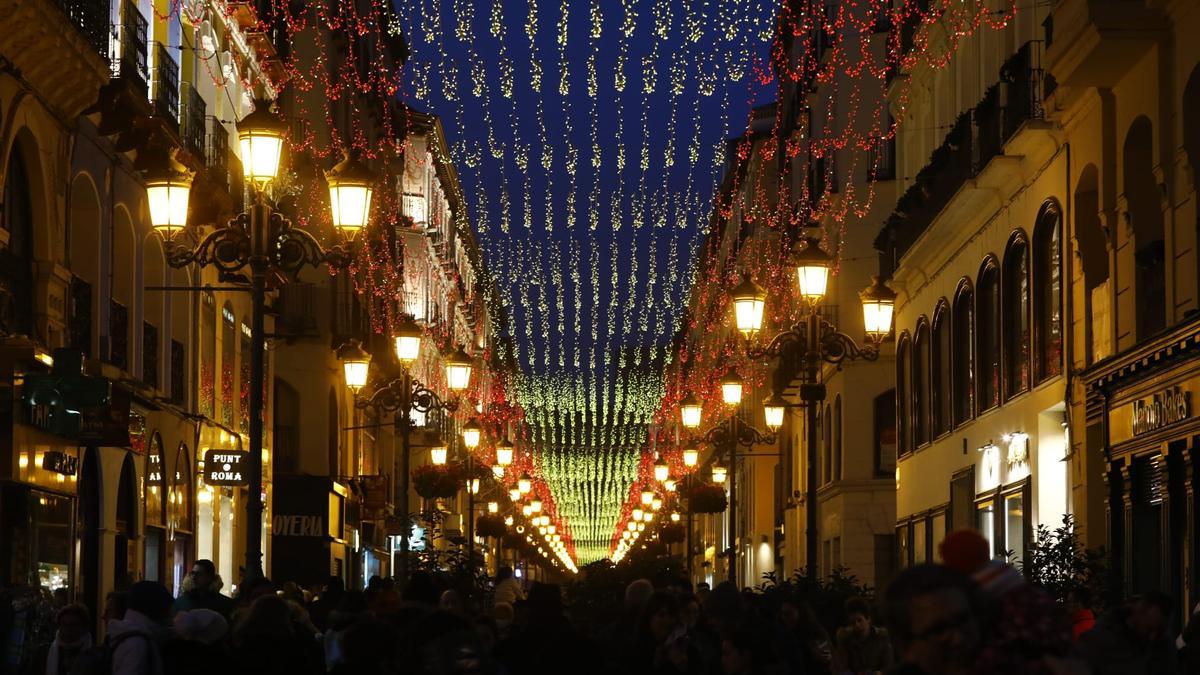 Los colores de la bandera de España han iluminado este martes la calle Alfonso de Zaragoza.