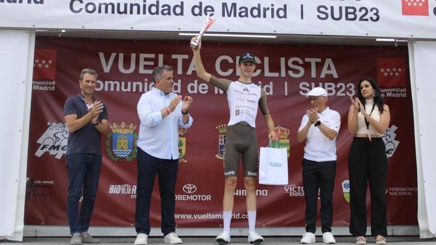 Benassar recoge la copa que lo acredita como vencedor de etapa. |  // FDV