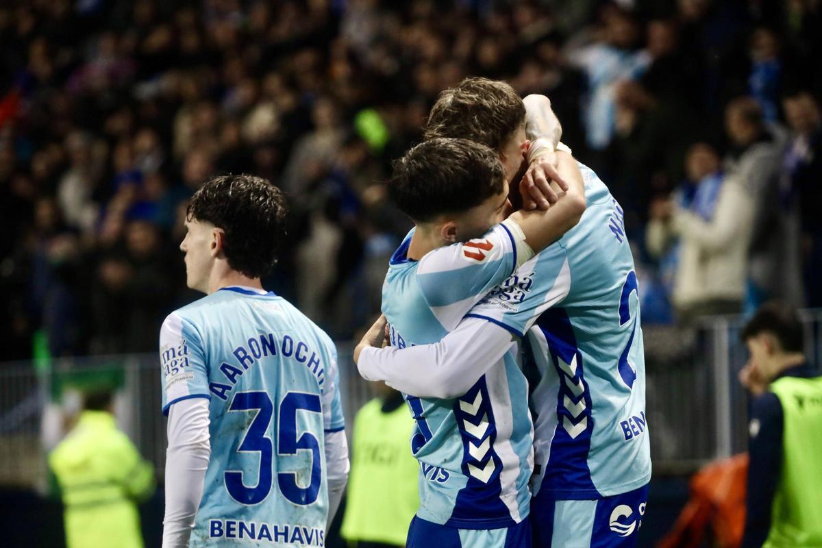 Larrubia y Niño se abrazan en uno de los goles del Málaga CF esta temporada.