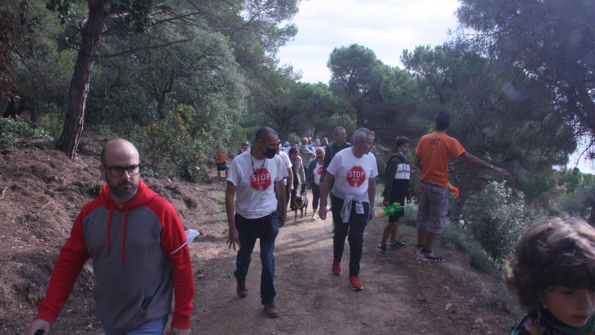 Manifestants a Can Juncadella, el polèmic camí de ronda de Lloret de Mar