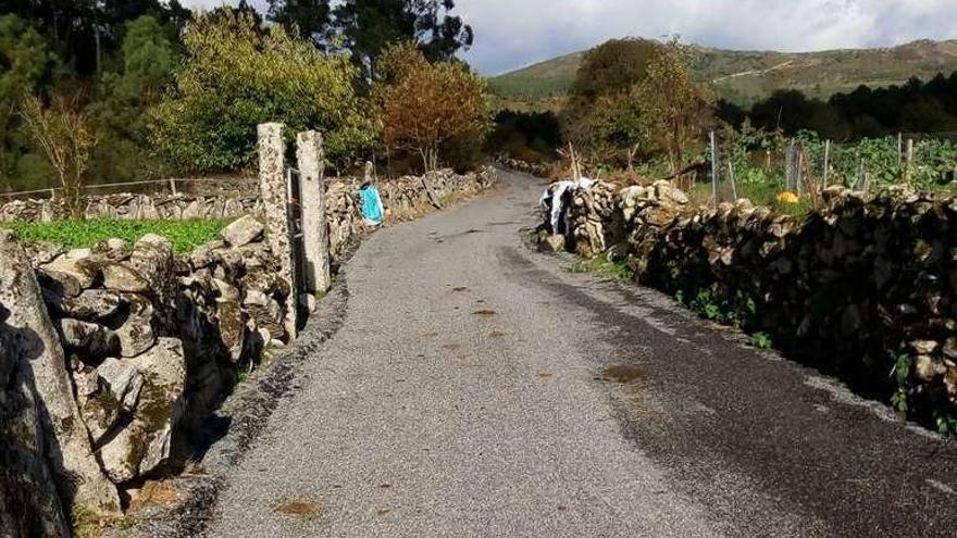 Pista de Mosteirón sin cunetas // FdV