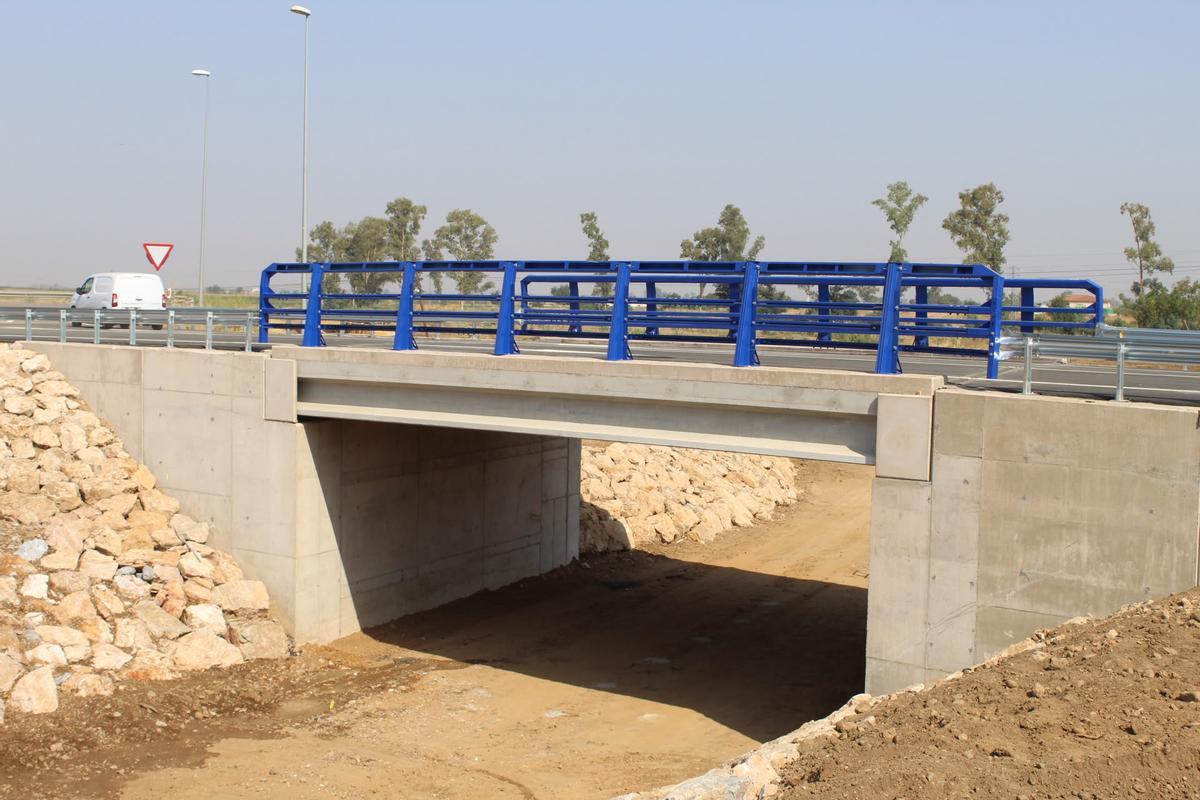 Nuevo puente que da acceso a Talavera en la N-5, tras la rotonda del F-5.