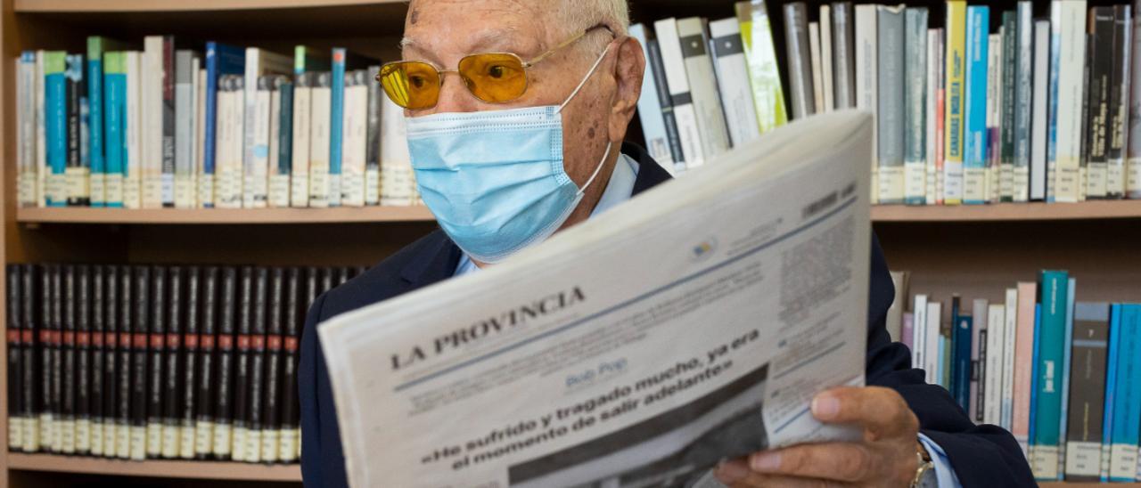 Segundo Medina en la biblioteca de Escaleritas, con un ejemplar de La Provincia de hoy, 28 de junio de 2021.