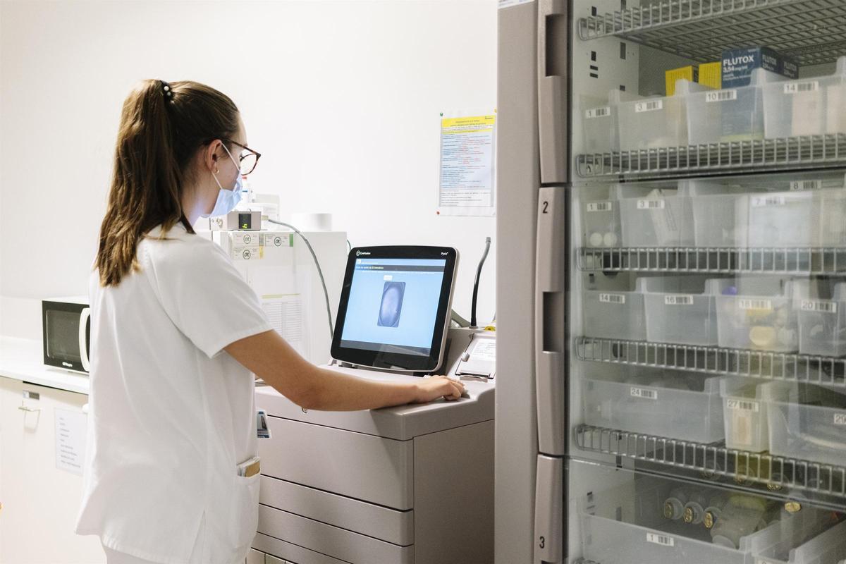 Una profesional sanitaria desarrolla su tarea en una farmacia hospitalaria.