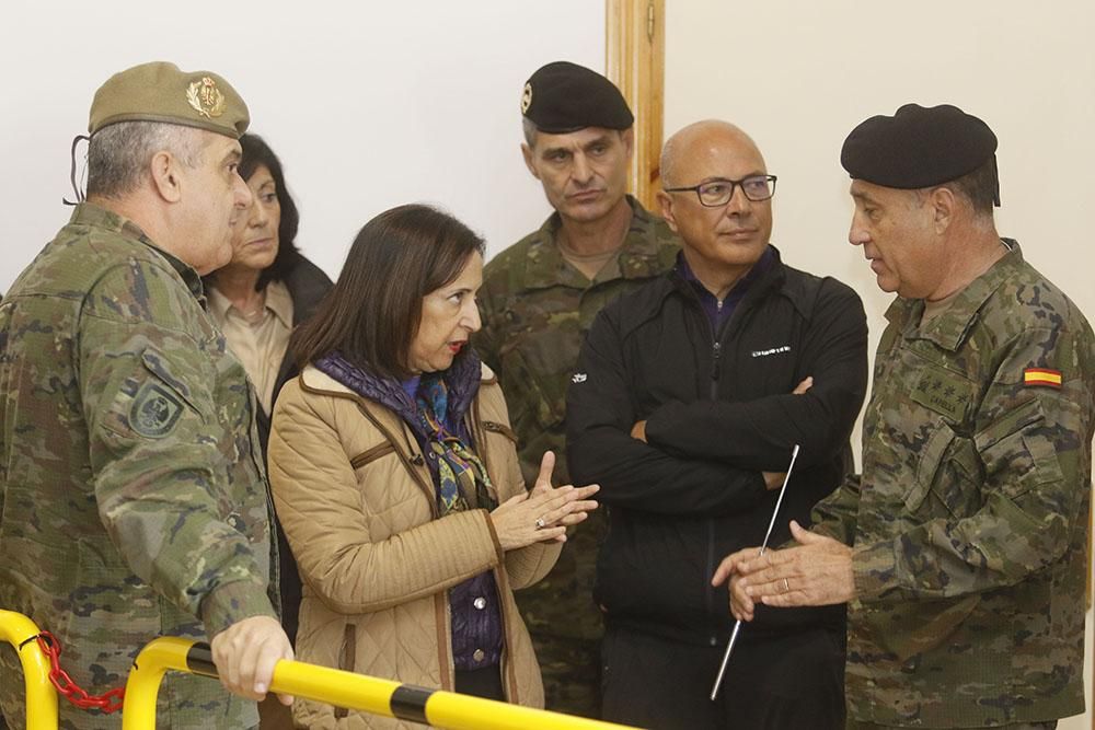 La ministra de Defensa visita la base de la Brigada