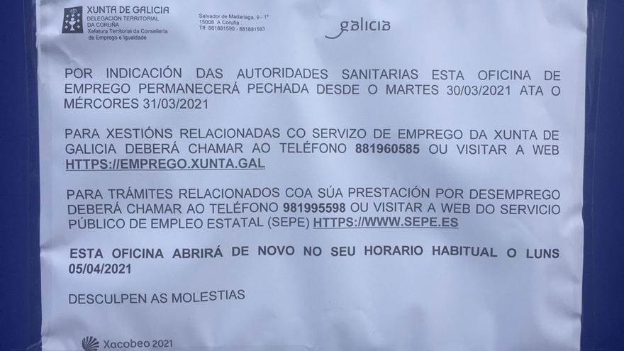 Cartel informativo en la oficina de empleo de Orillamar, cerrada por cuatro positivos en coronavirus.