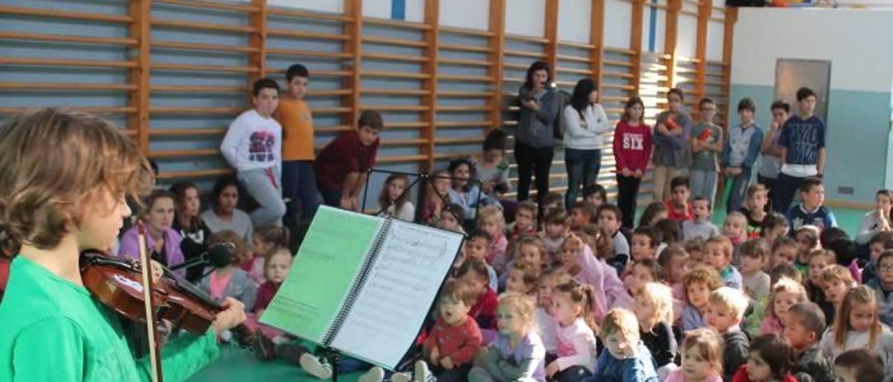 Tallers i concerts foren algunes de les activitats organitzades al CEIP Jaume I de Palmanova per celebrar la patrona de la música.