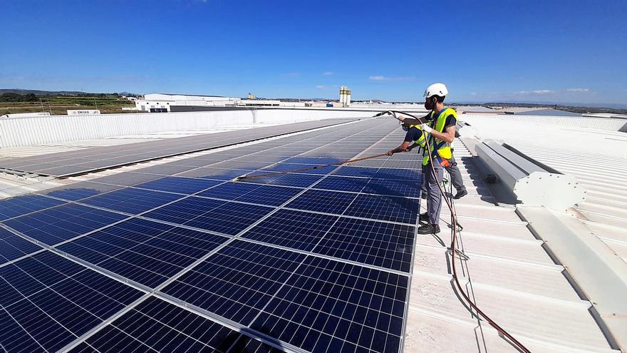 Ahorro en la luz caído del tejado