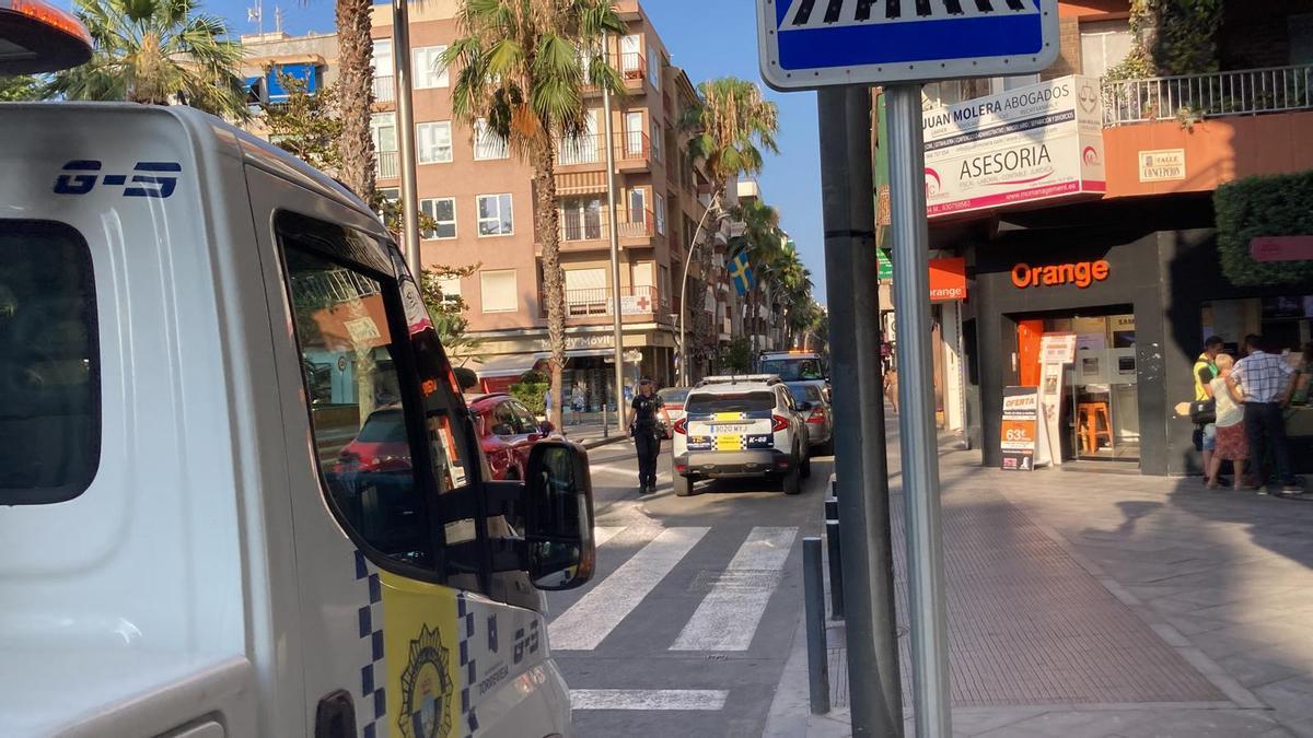 Trabajo de la concesionaria de la grúa municipal junto a la Policía Local de Torrevieja de retirada de vehículos mal estacionados en la calle Ramón Gallud en junio de 2025