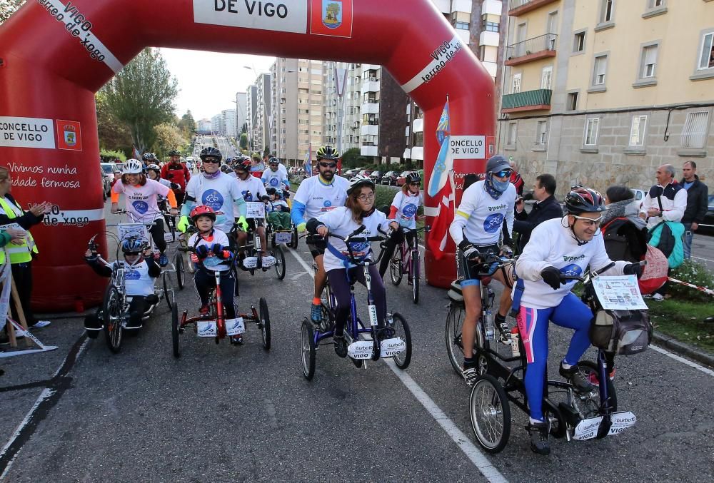 Más de 3.500 personas participan esta mañana la Carrera Vigo Contra el Cáncer.