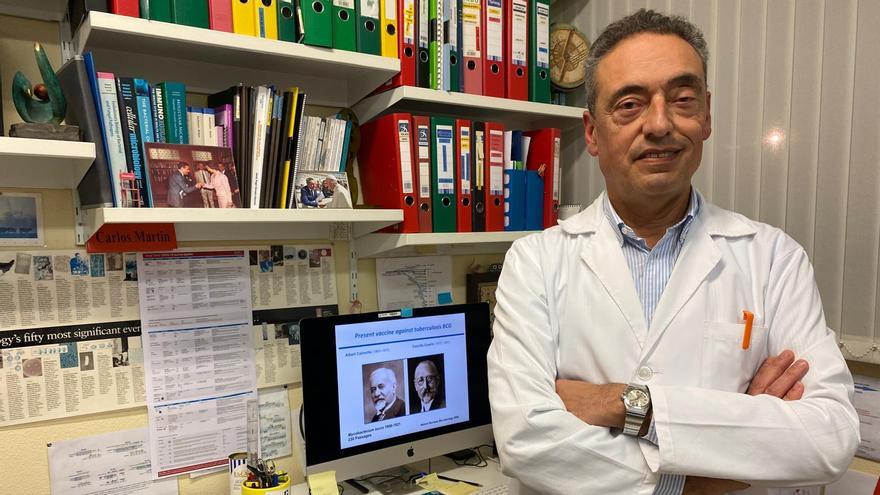 Carlos Martín Montañés, microbiólogo que lidera la investigación de la vacuna de la tuberculosis.