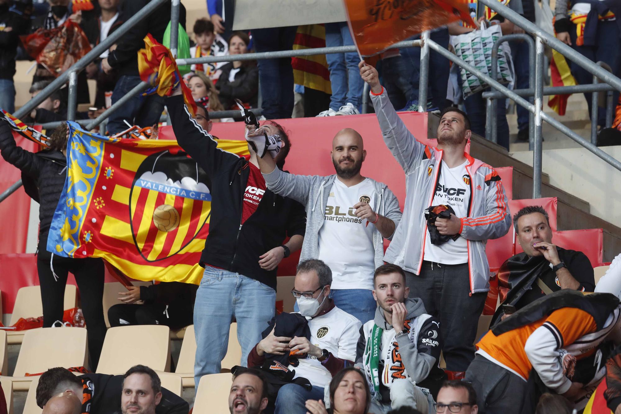 La afición valencianista llena de color el estadio de La cartuja