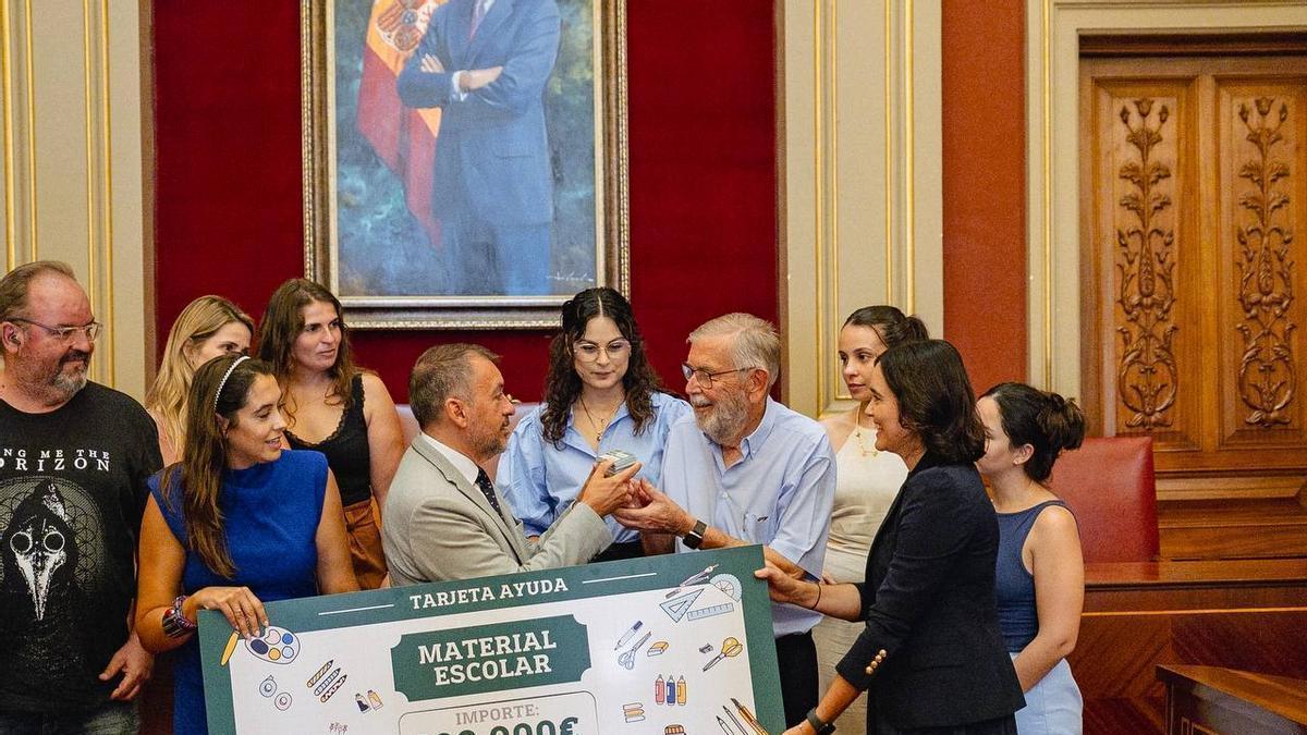 Santa Cruz De Tenerife Reparte 2 000 Tarjetas Para Comprar Material Escolar