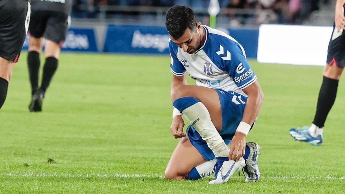 Ángel Rodríguez se lamenta de la derrota ante el Cartagena en casa en el partido de la primera vuelta.