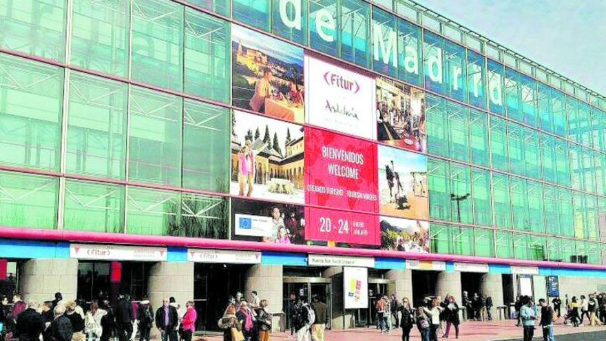 Visitantes accediendo a los pabellones de Ifema donde se celebra Fitur 2021, en Madrid.