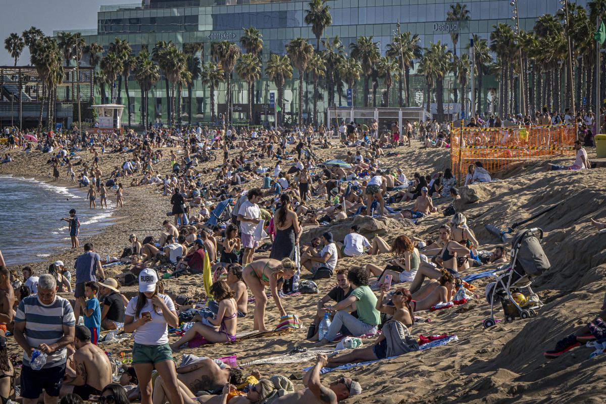 Playa de San Sebastian, San Miquel y la Barceloneta a tope en pleno abril