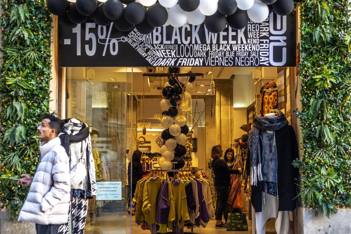 El Black Friday avanzado o 'Black Week' se extiende en tiendas grandes y pequeñas de Barcelona