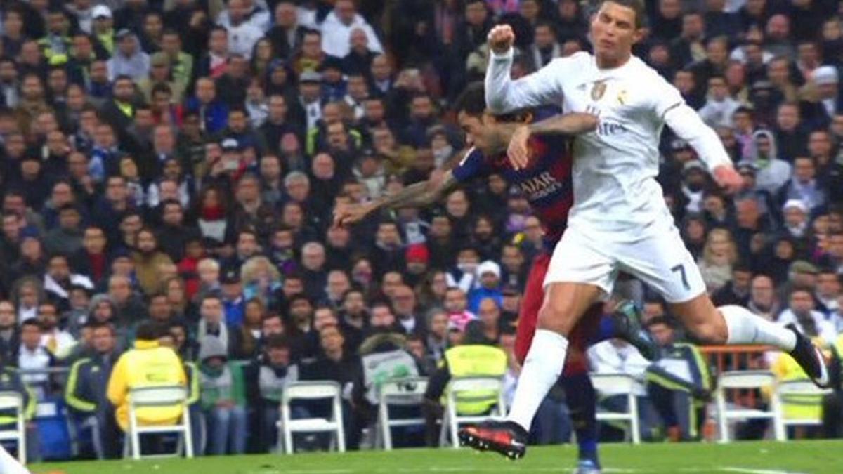 Cristiano Ronaldo propinó un codazo a Dani Alves