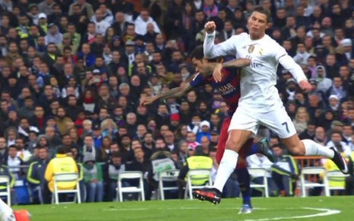 Cristiano Ronaldo propinó un codazo a Dani Alves