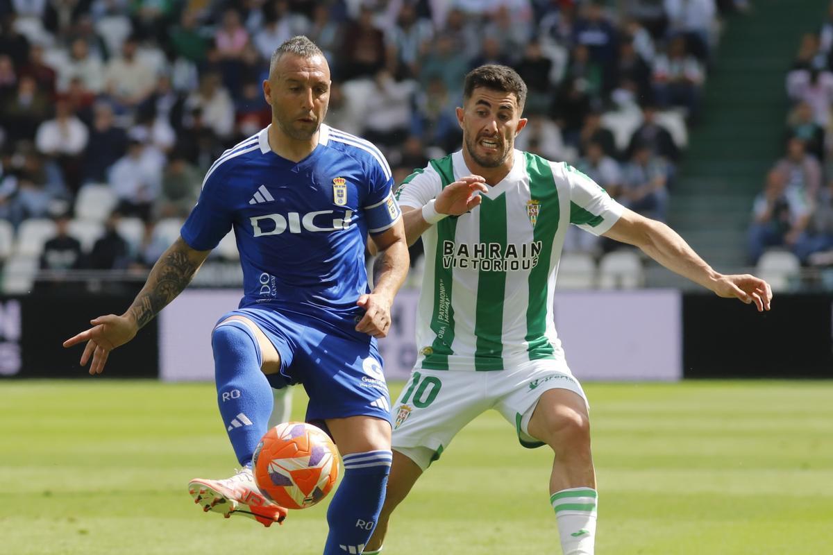 Jacobo presiona a Santi Cazorla.