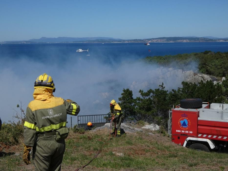 Las exhaustas labores de extinción del incendio de Cangas. // S. Álvarez