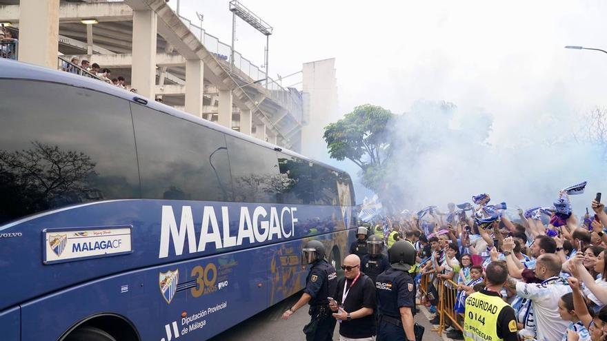 La afición del Málaga CF recibe a su equipo en La 