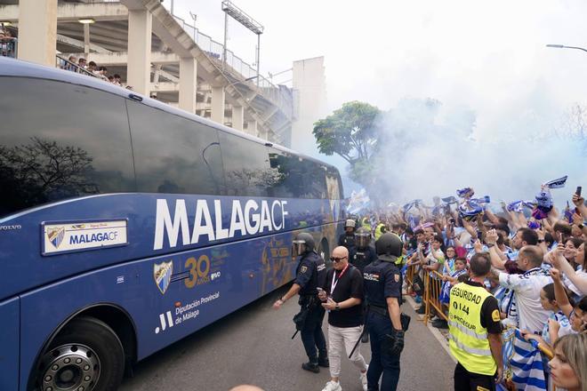 La afición del Málaga CF recibe a su equipo en La Rosaleda, antes del decisivo partido contra Las Palmas