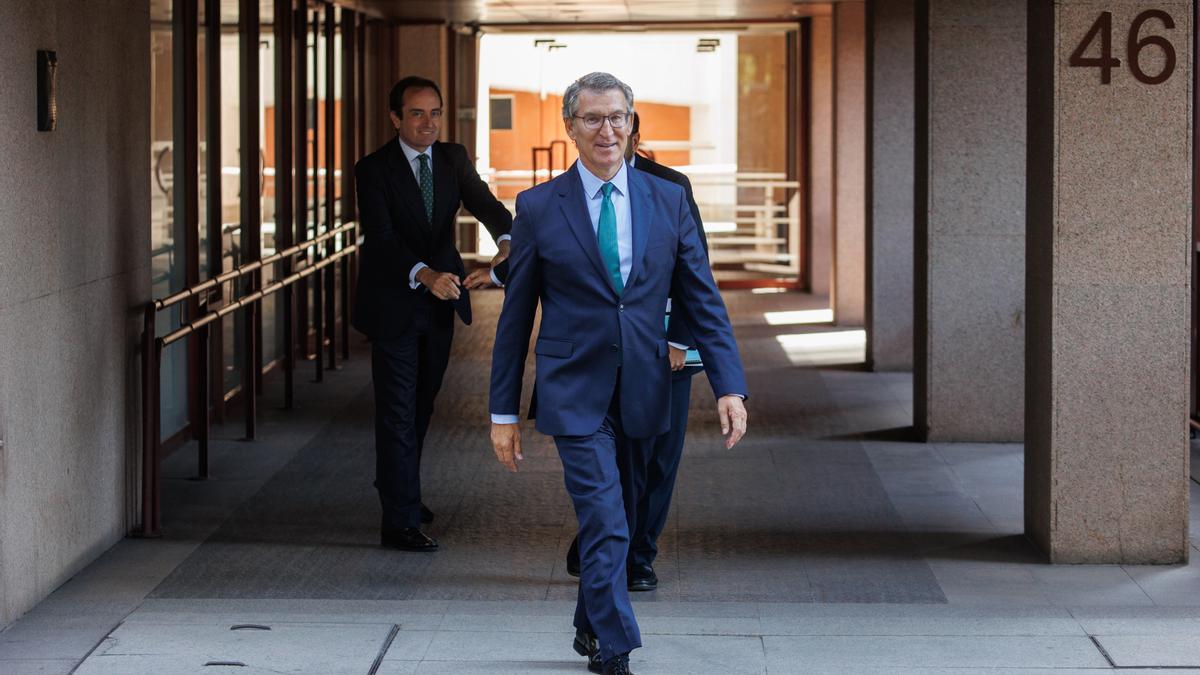 El presidente del PP, Alberto Núñez Feijóo, sale de una reunión con el comisario de Justicia, en la sede de la Comisión Europea, este miércoles en Madrid.