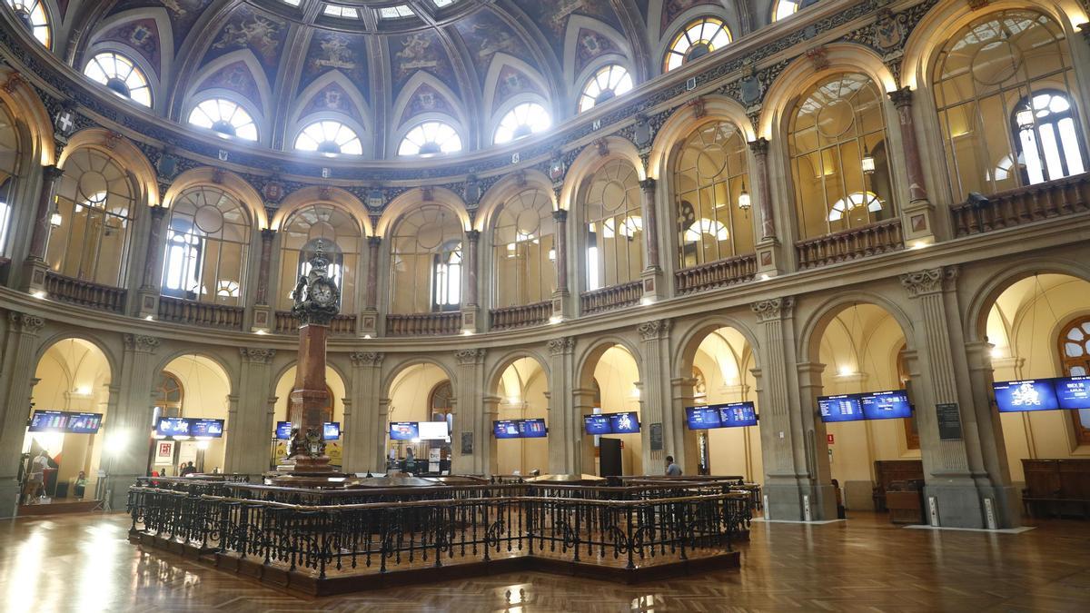 Paneles con los índices bursátiles en el Palacio de la Bolsa.