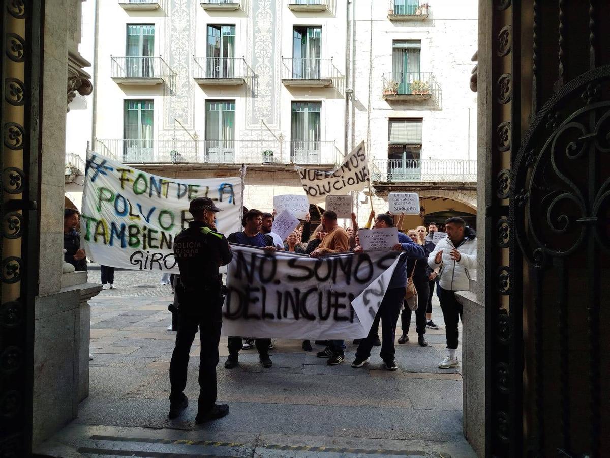 Les imatges de la protesta dels veïns de la Font de la Polvora davant l'oficina d'Endesa
