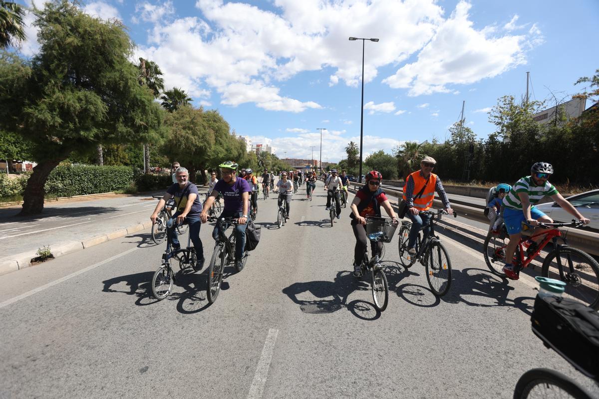 Un instante de la bicifestacion por el litoral Alicante
