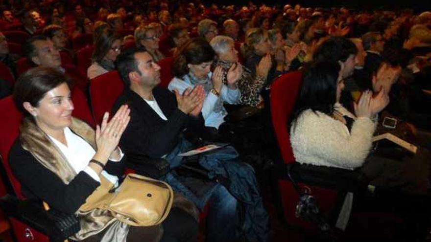 A la izquierda, el público asistente al homenaje, ayer, en el Teatro Prendes. A la derecha, el tenor candasín José Antonio Medina cantando con el Coro de la Bodega.