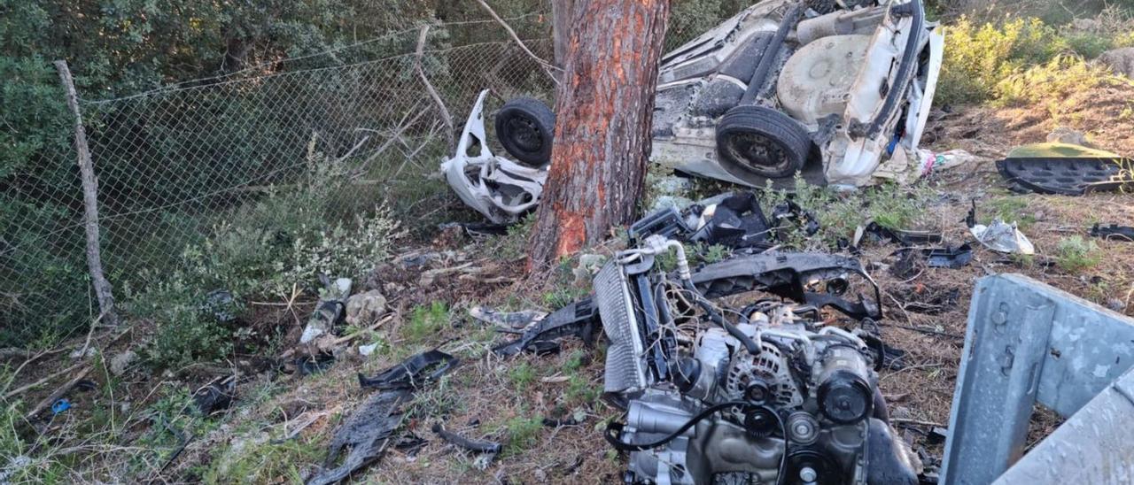 Estado en el que quedó el coche siniestrado en Son Serra, con tres jóvenes fallecidos.