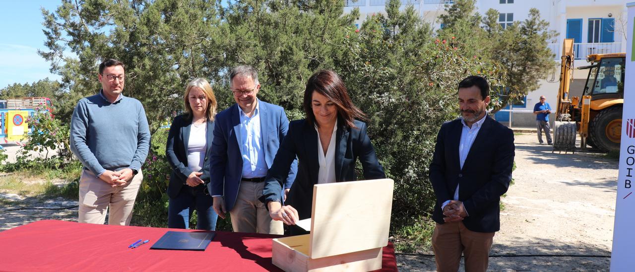 Los representantes del Govern y del Consell rellenar la caja simbólica como primera piedra de las VPO