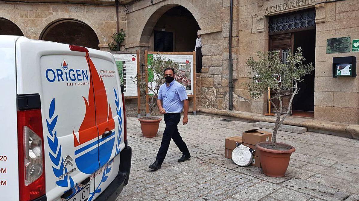 Mangueras y material contraincendios adquirido por Fermoselle. Fuego atajado en el municipio este mes de julio.