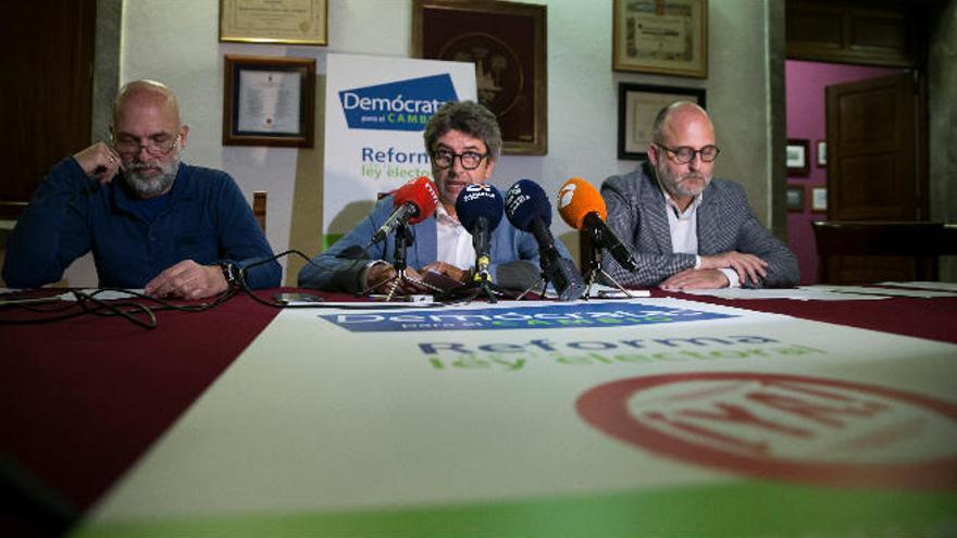 José Manuel Marrero, a la izquierda, con Vicente Mujica y Luis Roca, dirigentes de Demócratas para el Cambio.