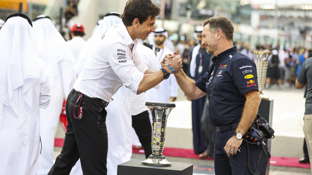 Toto Wolff saludando a Christian Horner