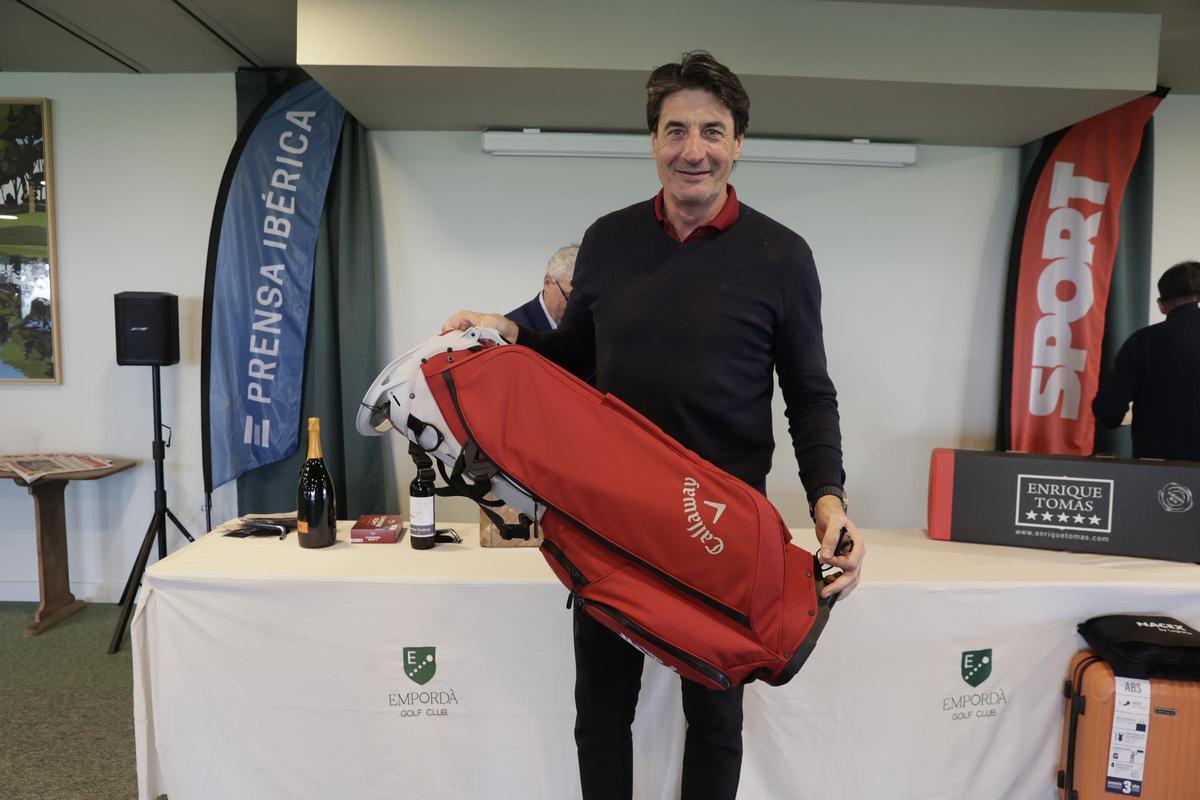 Jordi Villacampa, con una de los regalos cedidos por la FCGolf