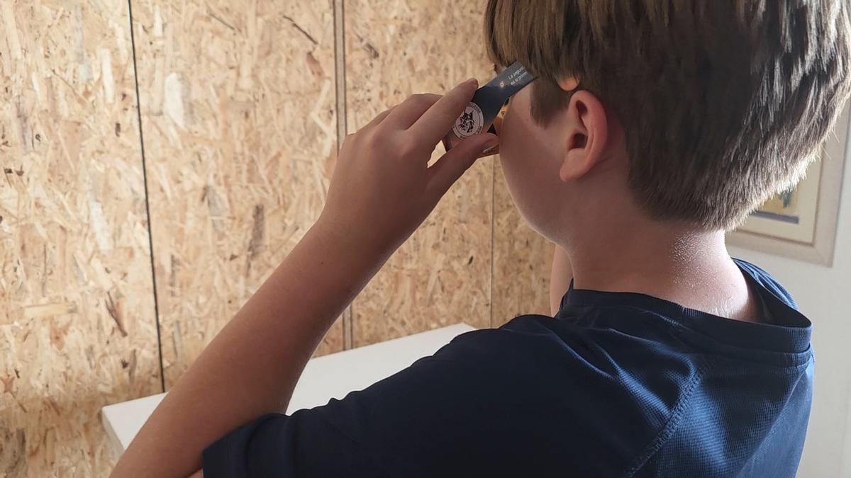 Un niño con gafas para ver el eclipse
