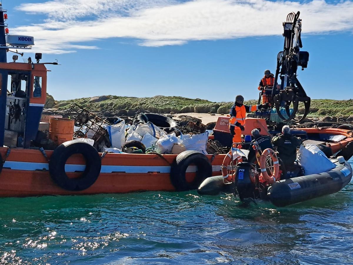 Así se elimina basura en los fondos marinos y la costa del islote Guidoiro Pedregoso.