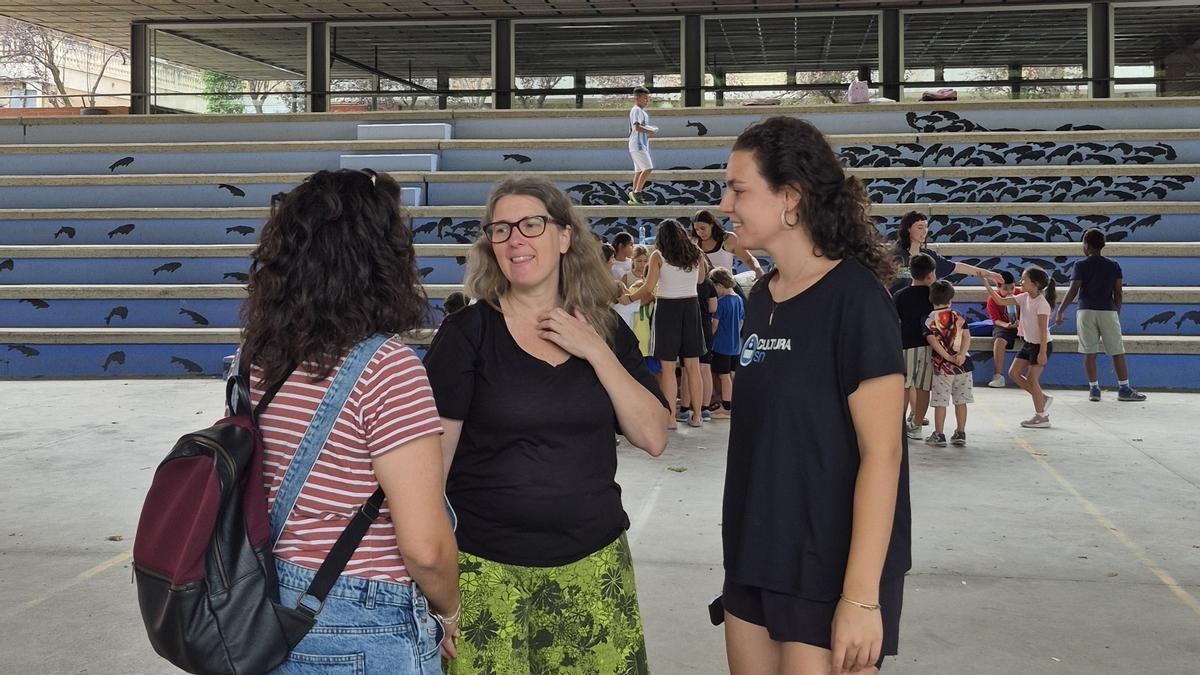 Tècniques de l'Ajuntament visitant un casal d'estiu municipal