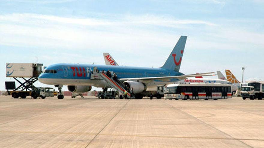 Un avión de TUI en la pista del aeropuerto de Lanzarote. | adriel perdomo