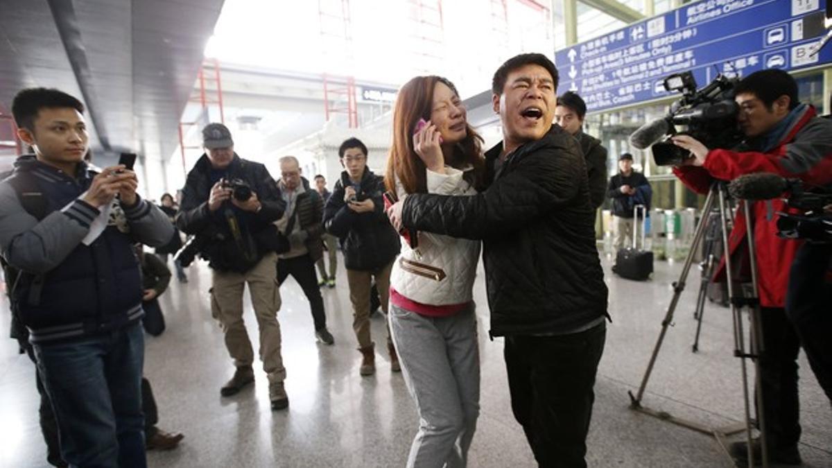 Un familiar de un pasajero del vuelo Malaysia Airlines MH370 l en el Aeropuerto Internacional de Beijing Capital, en Beijing.