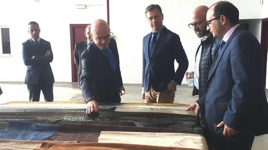 Hernández visitó ayer el Centro Tecnológico del Mueble de Yecla.