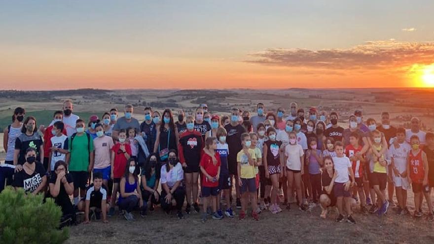 Participantes en la caminata realizada desde Fuentespreadas para disfrutar de la puesta de sol