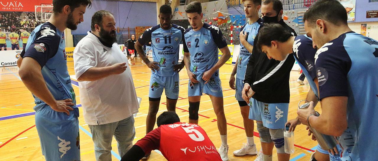 Aitor Barreros da instrucciones a sus jugadores durante un tiempo muerto en una foto de archivo.