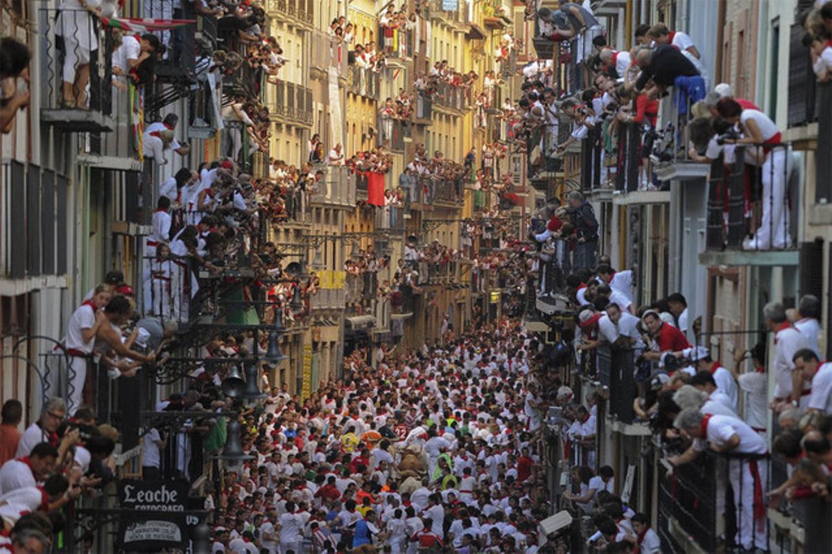 Ambient al centre de Pamplona durant els ’sanfermines’. (AFP / PEDRO ARMESTRE)